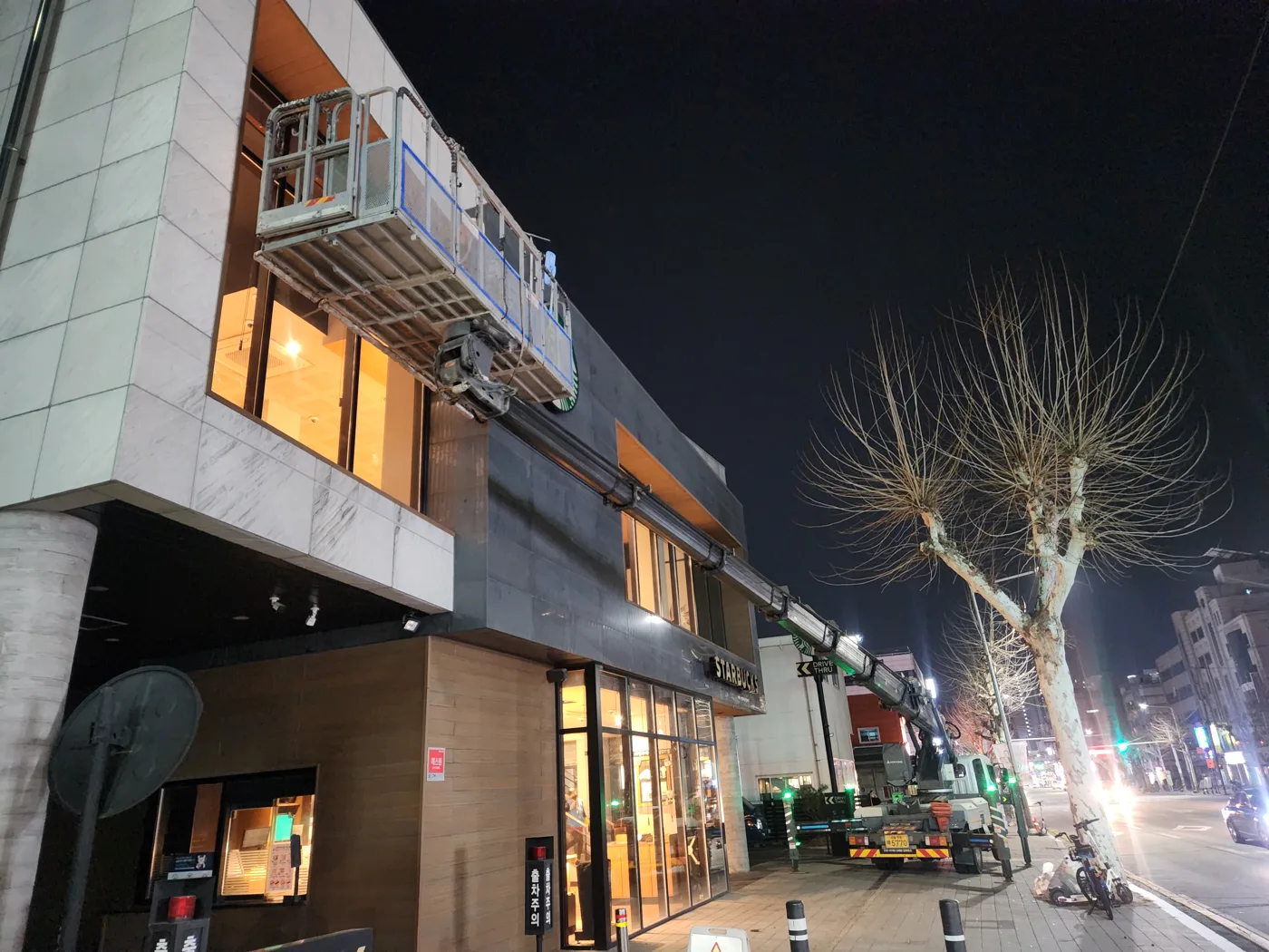 야간 건물 외벽 현장