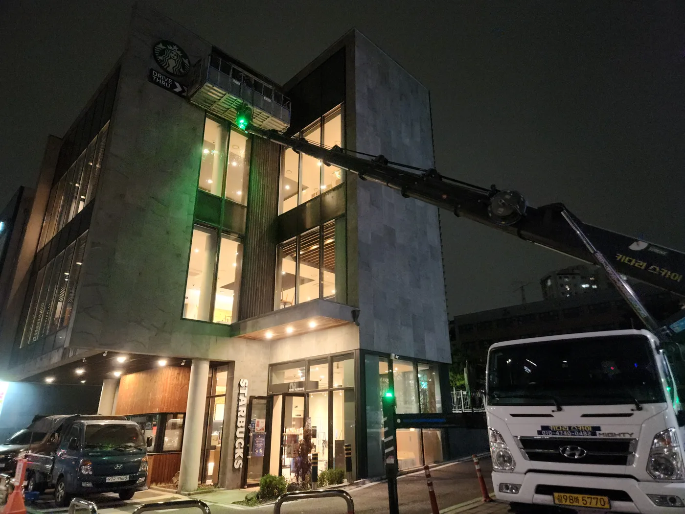 야간 건물 외벽 현장