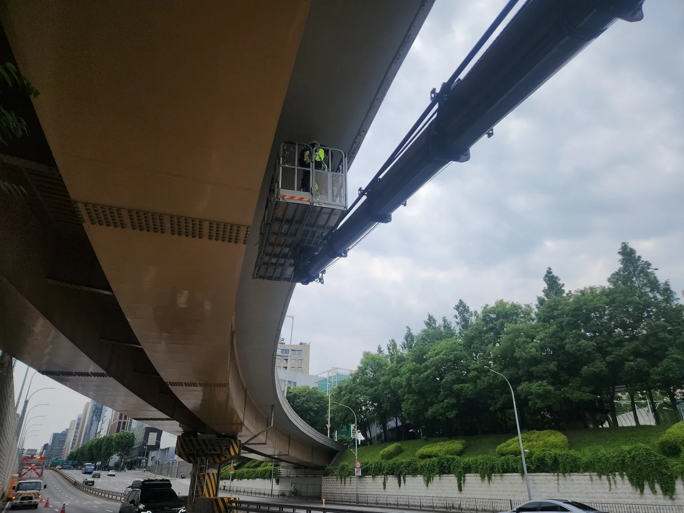 교량 아래 현장